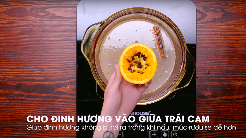 Cho nắm nhỏ đinh hương vào giữa miếng cam vừa vắt