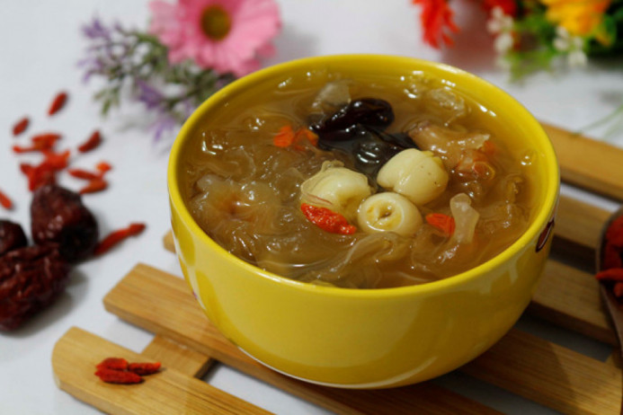 Chè nấm tuyết hạt sen cho ngày hè
