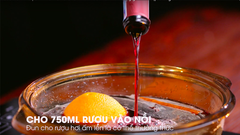 Cho 750ml vang đỏ vào nồi