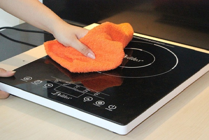 Làm sạch bếp từ dễ dàng, nhanh chóng